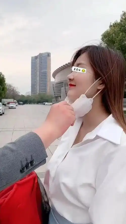 女子不远千里去见网友男网友摘下她的口罩相貌差距也太大了吧