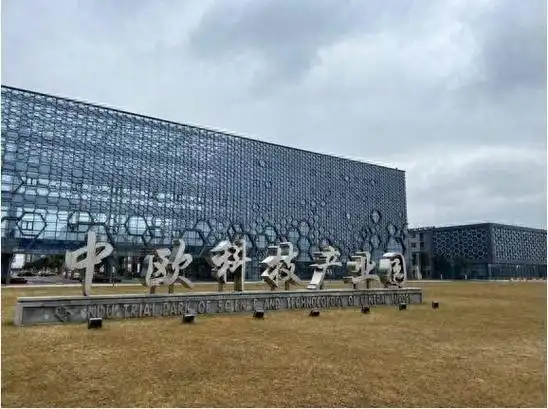 江苏银行盐城分行凝聚合力勇担当惠企筑绿谱新篇