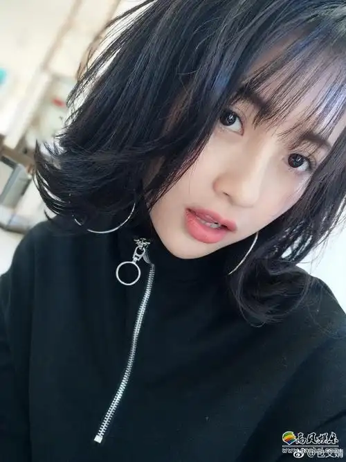 包文婧晒出自己新发型自拍美照:利落短发搭配空气刘海"少女感十足"