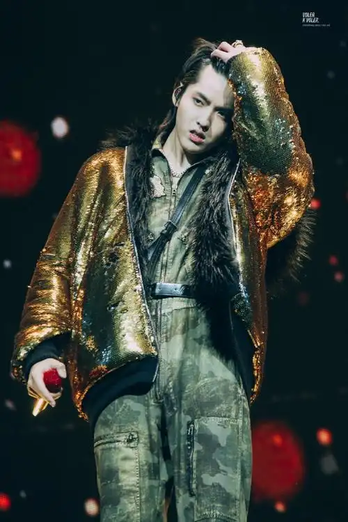 谁说男生留长发不好看#来看看吴亦凡的长发有多好看!