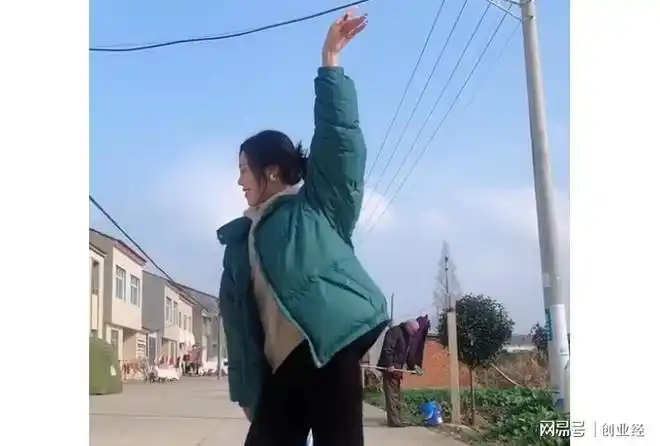 晓凤是一个来自湖北潜江的80后,今年34岁,据说是两个孩子的妈,结婚后