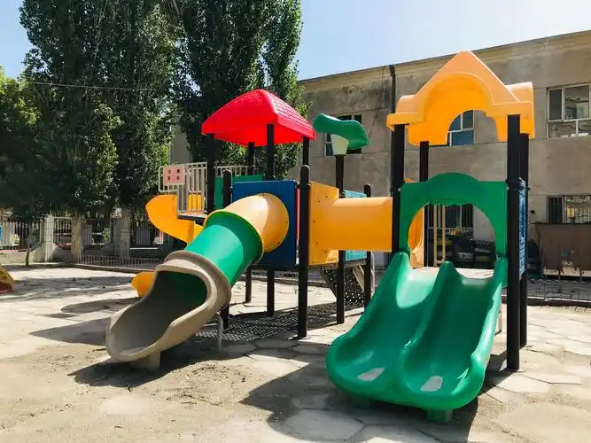 我园虽没城里幼儿园的高大上,但我们老师用课余的时间创造农村园的