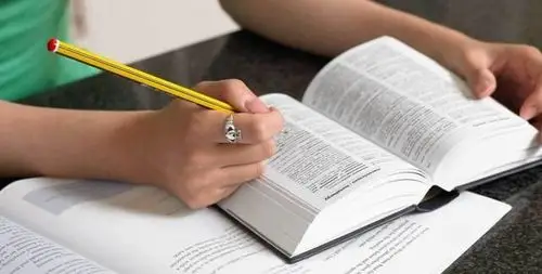 hand用法,at/in/on hand都有"手头"的意思,外国人怎么区别