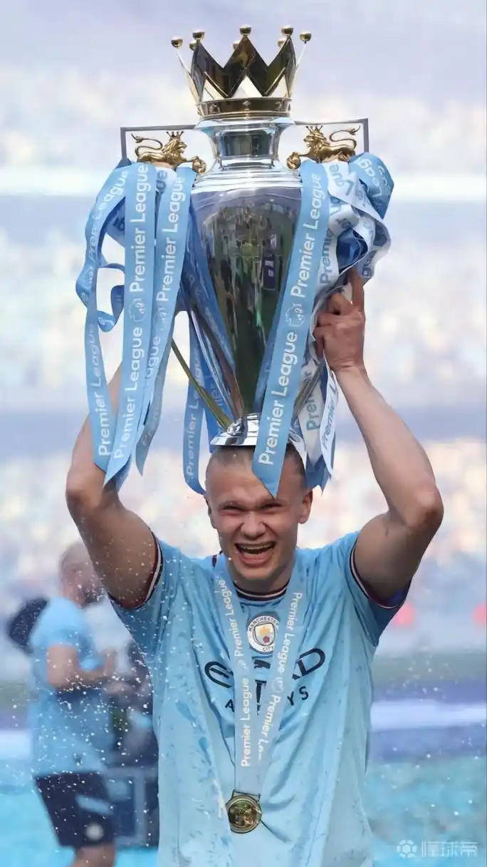 英超处子赛季夺冠哈兰德晒捧杯照我和我的宝贝
