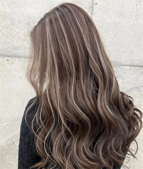 今年染发流行趋势 对比色挑染酷翻了_2023年流行发型 - 美发站