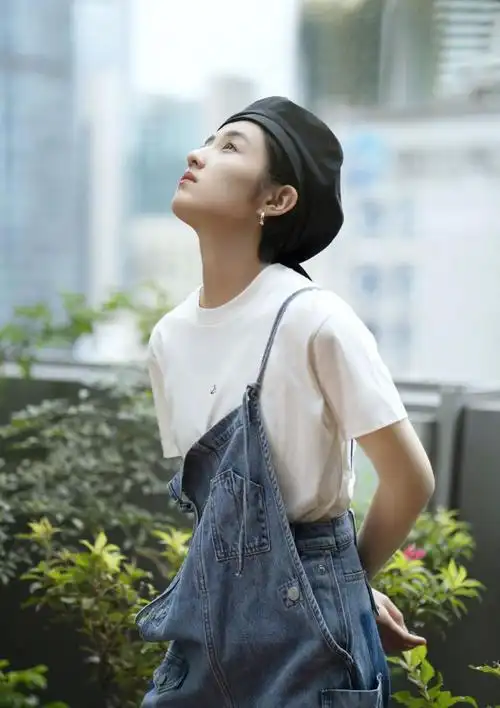 张子枫太清纯,白t恤搭背带牛仔裤,戴上贝雷帽好俏皮__财经头条