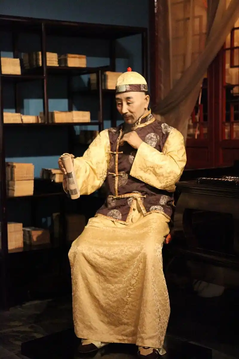 "你放心,老头子不会来的,我是看他睡着了才过来的,"胤礽对康熙的妃子