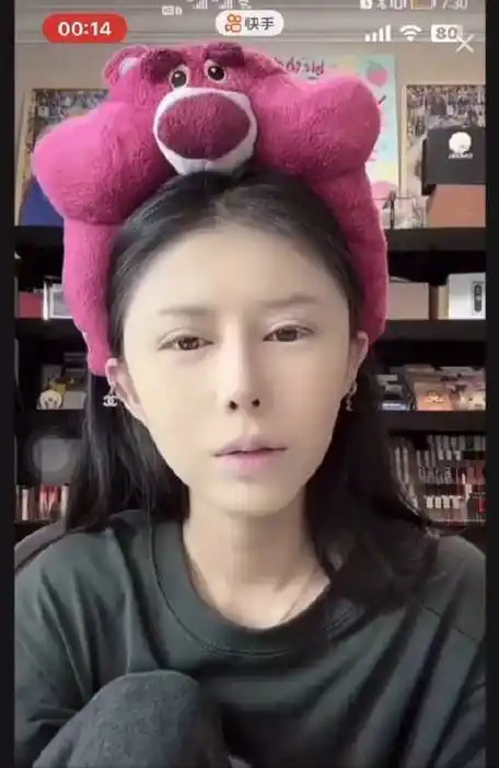 有网友在褒姒直播间评论是去约会吧