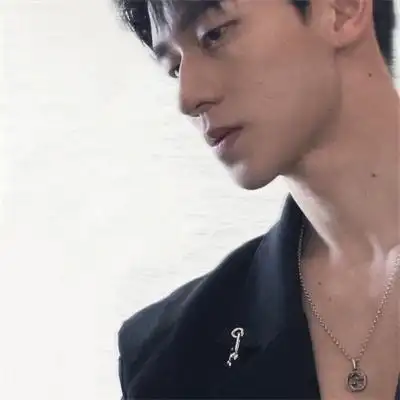 由美头网整理发布,男生头像频道提供更多与氛围感,成熟,稳重,优质相关