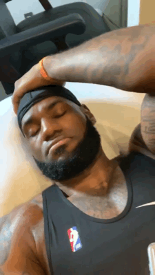 背景音乐的歌词中包含"这是一个男人的世界"的语句,詹姆斯将接下来的