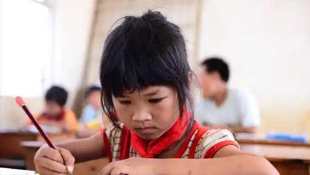 三年级的小学生每天晚上的作业得做到10点左右怎么办