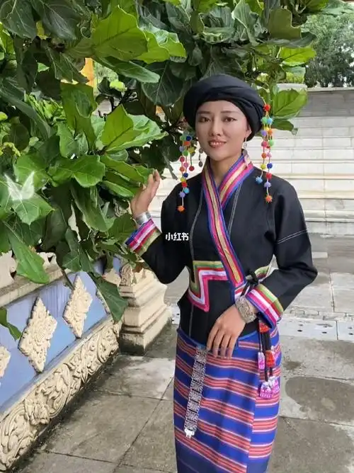 布朗族服饰也很美