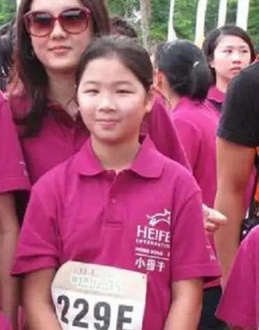 伏明霞孩子近照:女儿乖巧长相随妈,儿子瘦弱与爸爸相差五十多岁