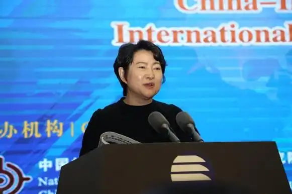 专家委员会成员,德恒律师事务所主任,全球首席合伙人王丽主持主旨演讲