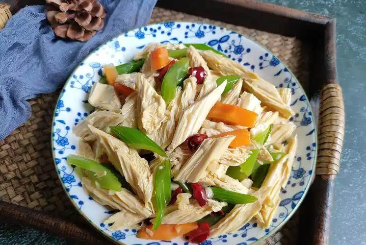 芹菜拌腐竹这道菜也是非常适合减肥期间食用的一道菜,芹菜是人们公认