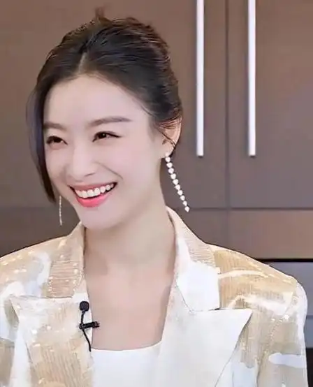 倪妮女神的气质太出众了,美的移不开眼,笑起来眼睛弯弯太好看