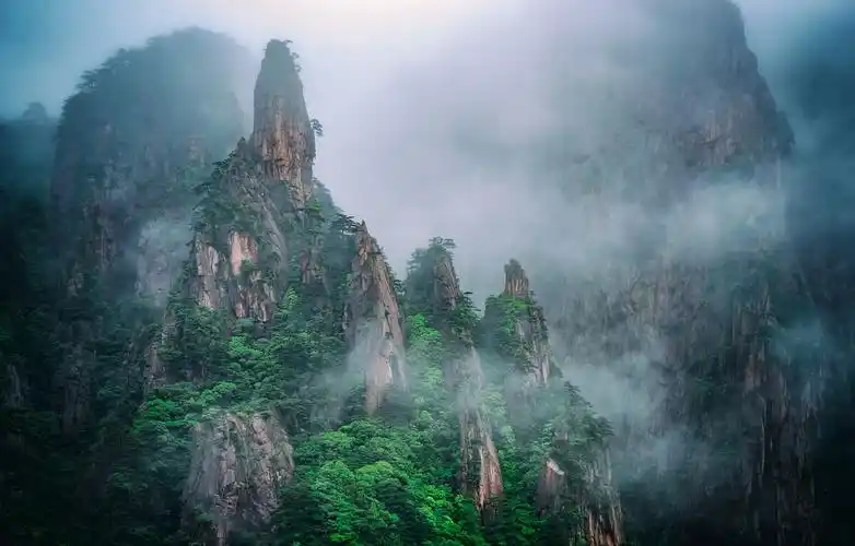 云雾中的黄山风光