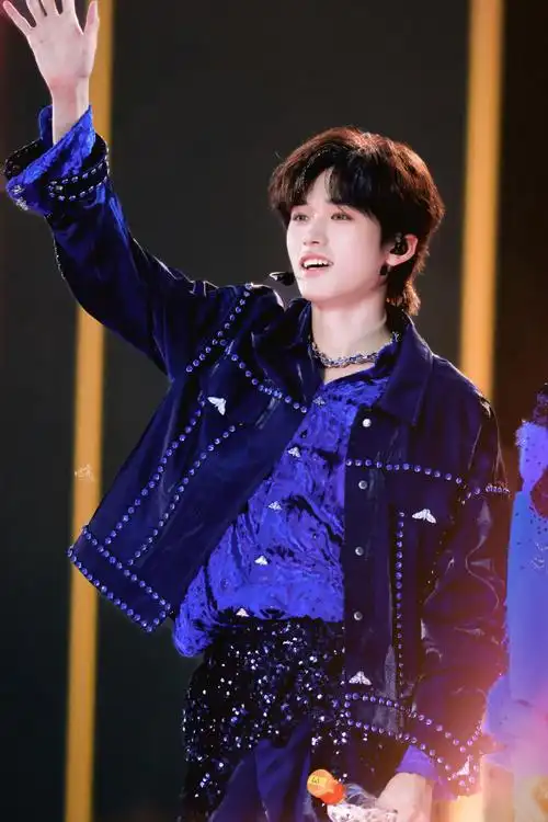 宋亚轩楼间楼演唱会##时代少年团楼间楼演唱会##宋亚轩蓝色烟熏妆