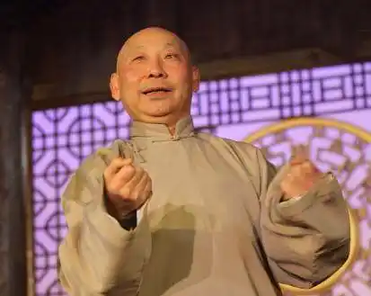 他是刘宝瑞徒弟李金斗的师叔,为钱离开德云社一夜成名今晚景凄凉