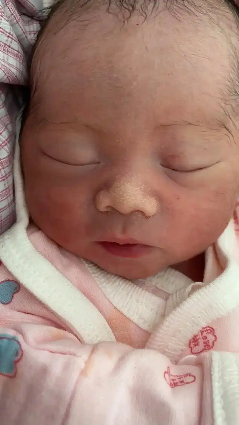 去年我们长这样,今年我们长这样.恭喜这位小朋友一周三个月了, - 抖音