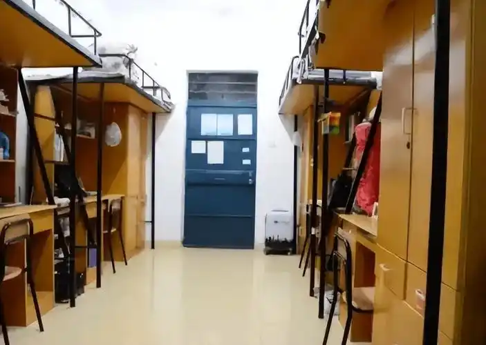 大学生宿舍装修风格走红,不接地气接"地府",老师看后一身冷汗