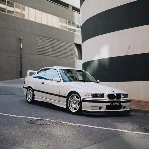 经典的双门宝马e36,车身线条笔直!