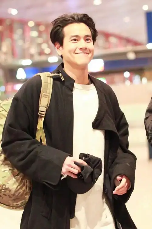 彭于晏少年感搞怪街拍图片46