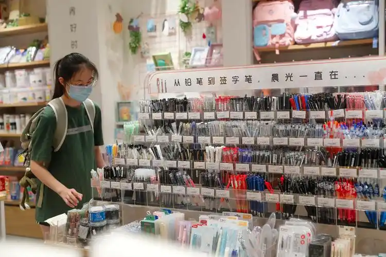 开学前一天,文具店生意红火!