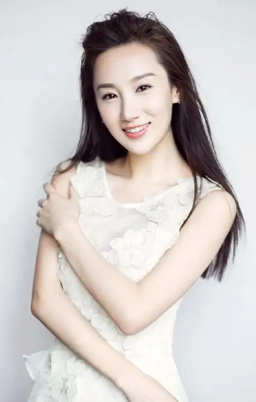 气质女星高洋优雅迷人白纱裙写真图片