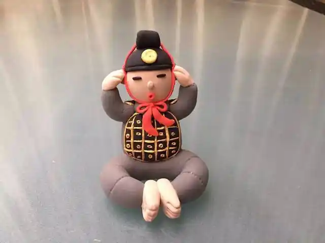 陕西王丽太空粘土上塑造《秦俑记》