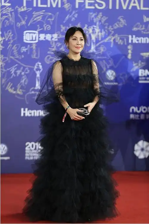 刘嘉玲穿得太夸张了吧白色礼服配上大花朵但看起来却不俗气