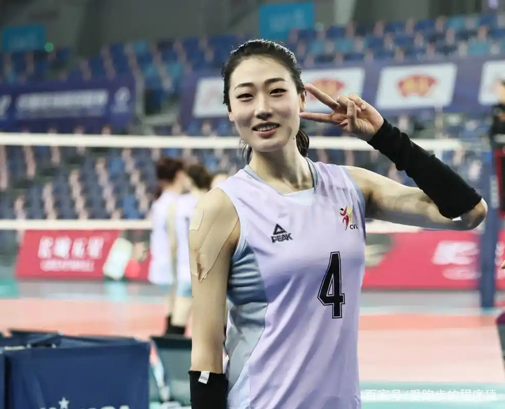 刘晏含陈馨彤合体,排球当篮球挑战"变身",展现淑女一面