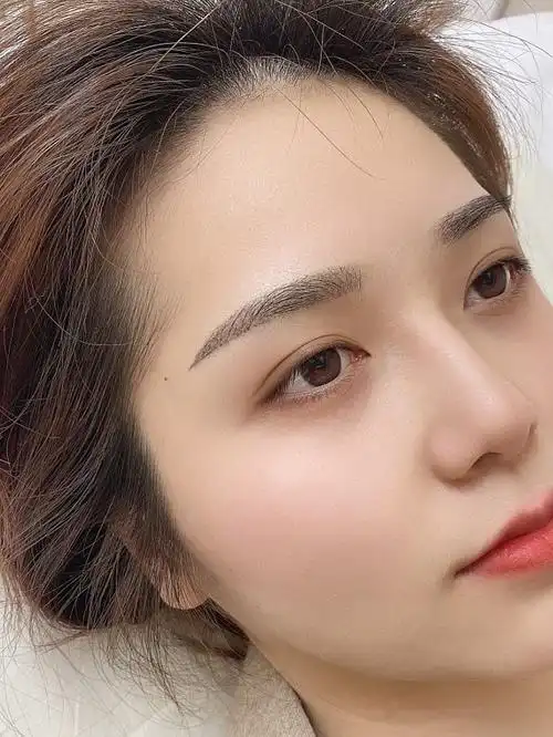 本身眉毛眉形就挺好看的