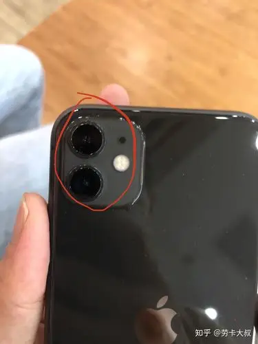 苹果11摄像头周围有一圈白是怎么回事?