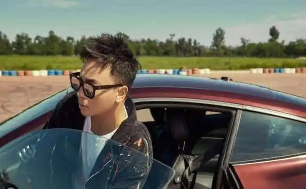 他是李连杰接班人,小时候红极一时,今没戏拍也豪车豪宅换不停_释小龙