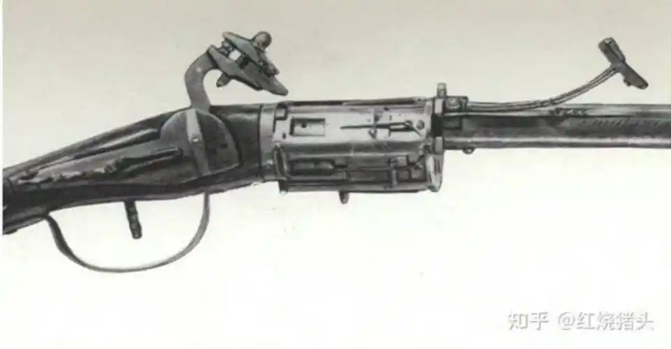 转膛构造的火枪,洋人还有燧发的,下图中第一把是十六世纪晚期制造的转