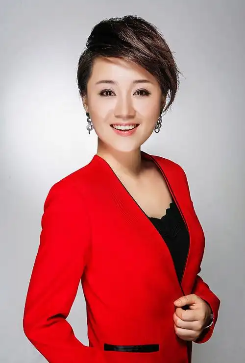 播音主持实践成都市广播电视台主持人,中国电视艺术家协会会员,四川省