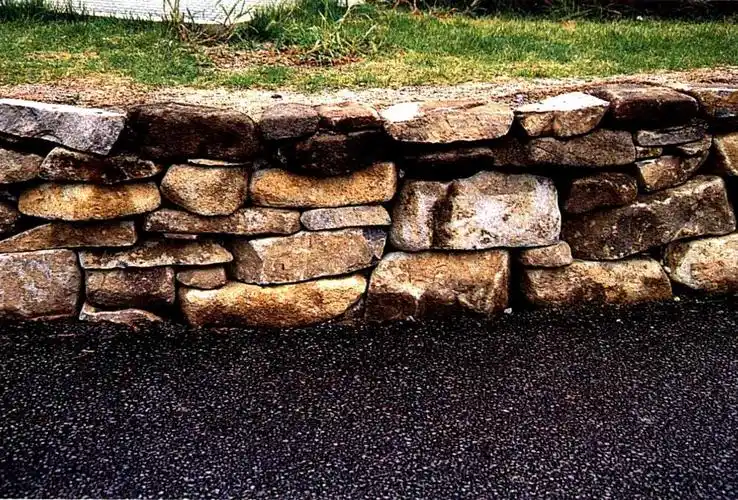 干垒石块形成的挡土墙