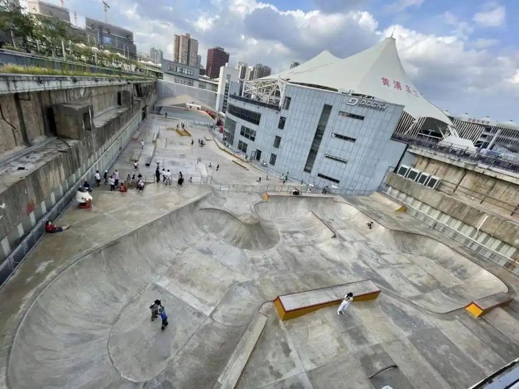 五一去哪玩儿#黄浦滨江滑板公园,位于黄浦滨江,总使用面积约为10000