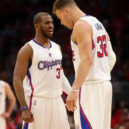 j.就坐在兄弟的后面.看到保罗受伤,c.j.似乎也感到疼痛.