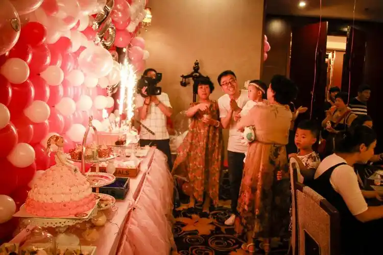 六月宝的周岁生日宴会,在亲爱的亲人们的欢声笑语中完美谢幕!