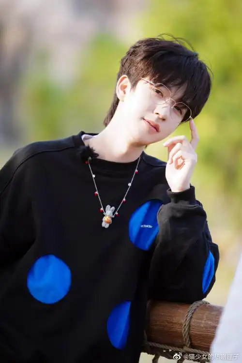 严浩翔白色发带##贺峻霖草莓兔子项链