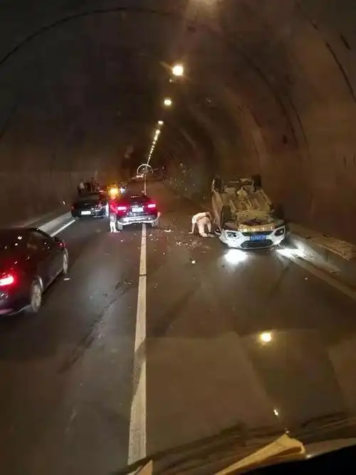 厦沙高速龙门段隧道发生交通事故一小轿车四轮朝天