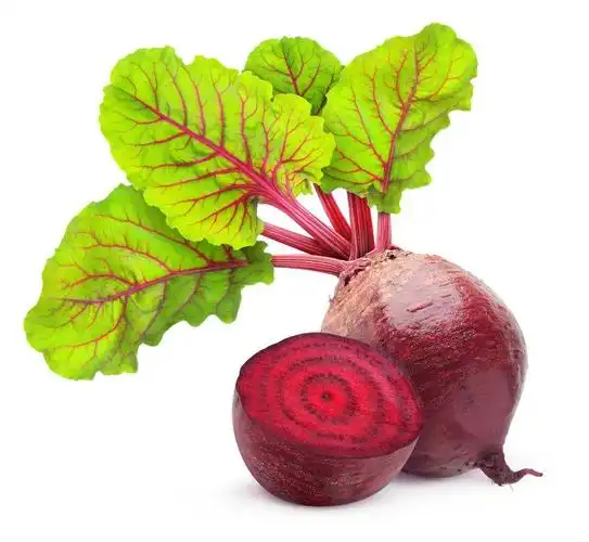 白色背景上的带着叶子的新鲜甜菜