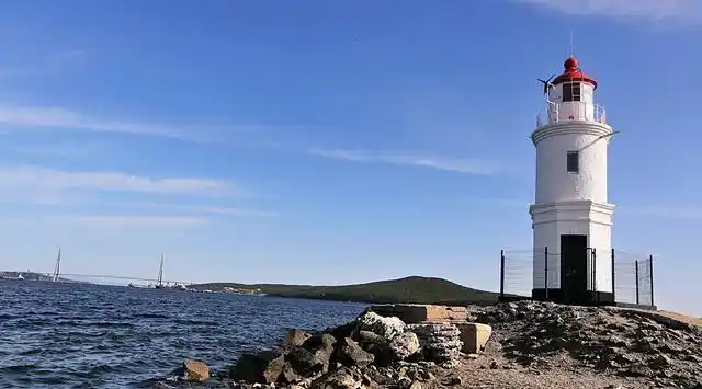 它是海上识别海参崴的重要标志,如今已经成了一个热门旅游景点