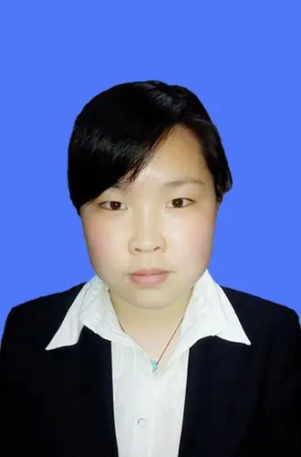 求ps高手改以下面一张照片2寸照片成蓝色背景的证件照 谢谢