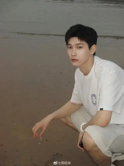 邢昭林说今天假装自己是个大人～那就祝阳光帅气大男孩六一儿童节快乐