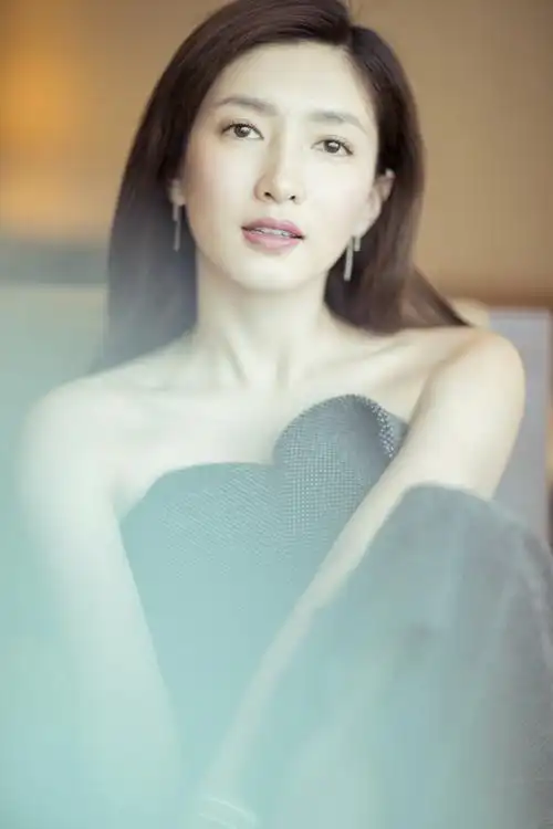 江疏影性感露肩高清迷人写真图片