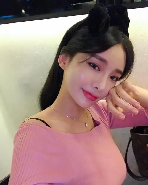 嘟嘟唇美女丰满胸围大胆自拍照图片