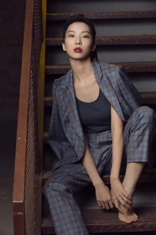 童苡萱干练西装帅气开撩 冬日里cool girl来了!